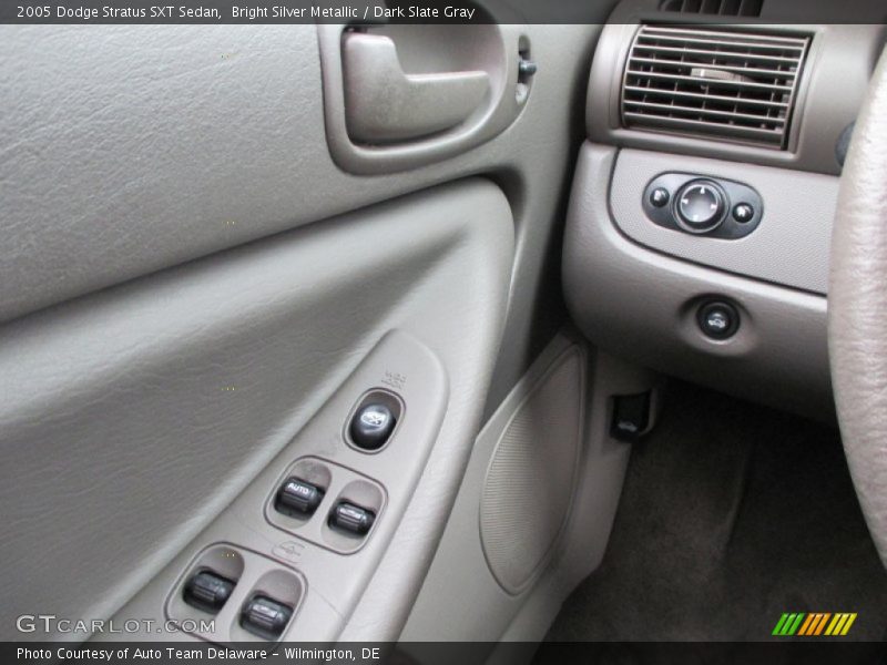 Bright Silver Metallic / Dark Slate Gray 2005 Dodge Stratus SXT Sedan