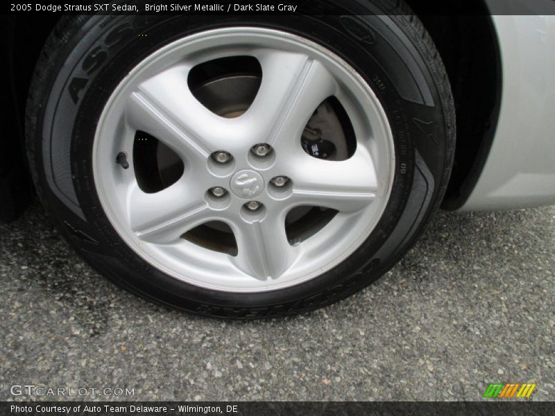 Bright Silver Metallic / Dark Slate Gray 2005 Dodge Stratus SXT Sedan