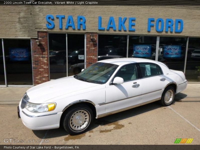 Vibrant White / Light Graphite 2000 Lincoln Town Car Executive