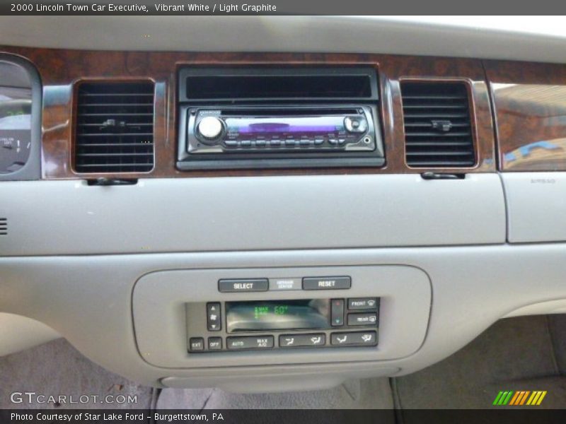 Vibrant White / Light Graphite 2000 Lincoln Town Car Executive