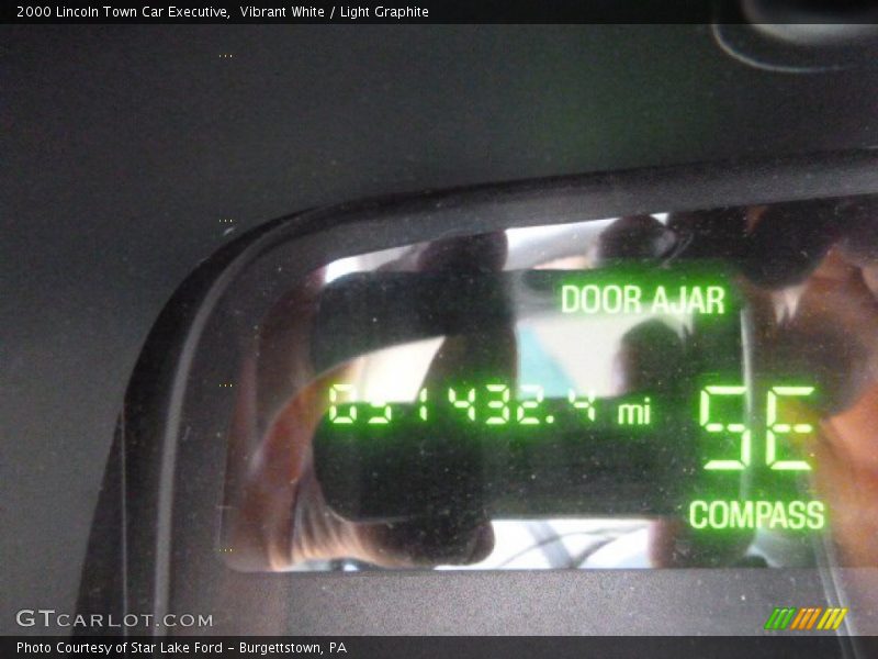 Vibrant White / Light Graphite 2000 Lincoln Town Car Executive