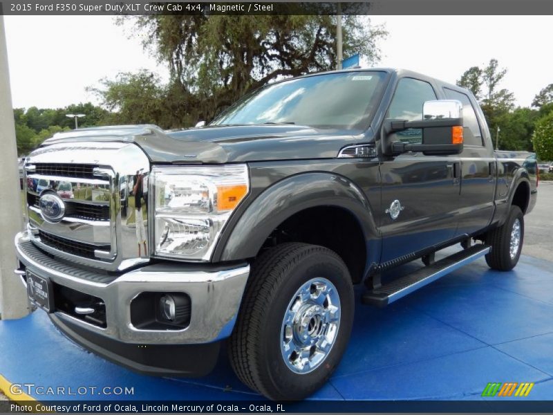 Front 3/4 View of 2015 F350 Super Duty XLT Crew Cab 4x4