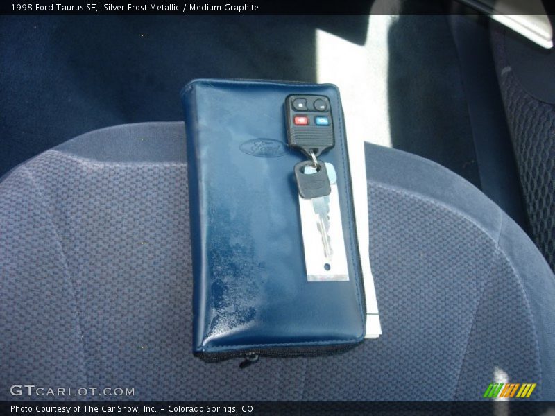 Silver Frost Metallic / Medium Graphite 1998 Ford Taurus SE