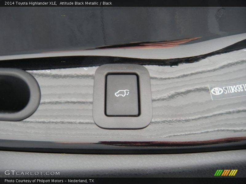 Attitude Black Metallic / Black 2014 Toyota Highlander XLE
