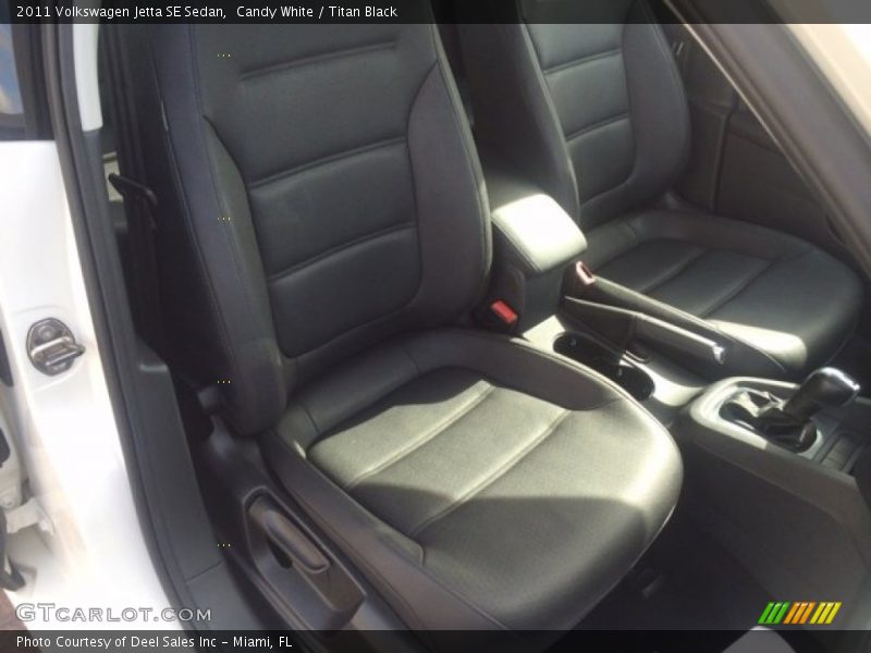 Candy White / Titan Black 2011 Volkswagen Jetta SE Sedan