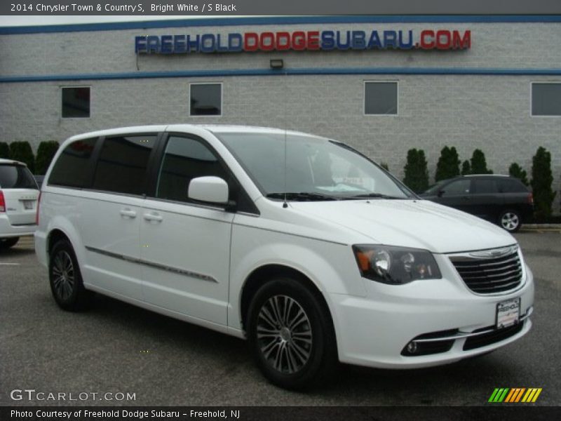 Bright White / S Black 2014 Chrysler Town & Country S