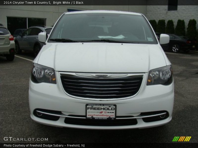 Bright White / S Black 2014 Chrysler Town & Country S