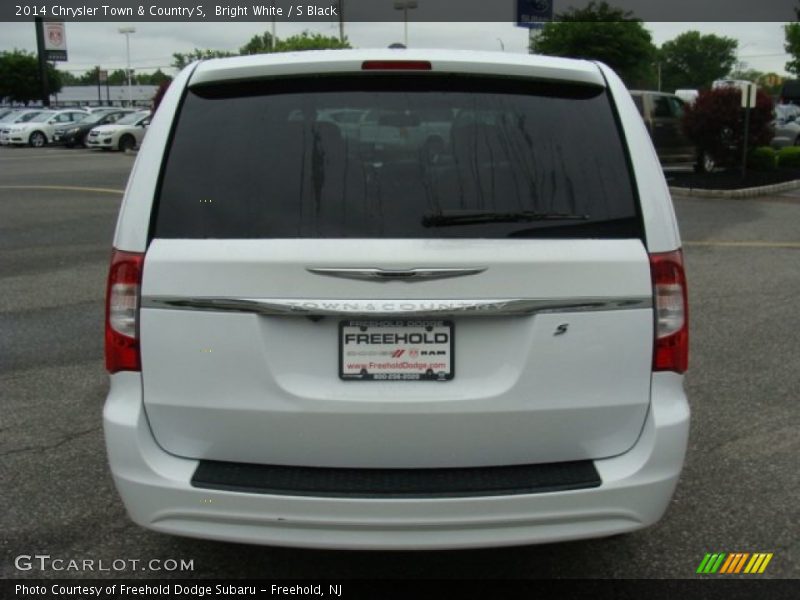 Bright White / S Black 2014 Chrysler Town & Country S