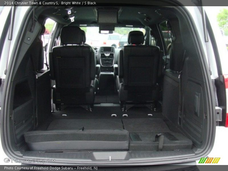 Bright White / S Black 2014 Chrysler Town & Country S