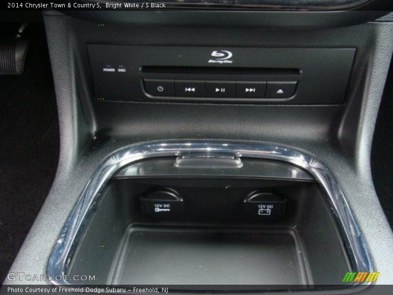 Bright White / S Black 2014 Chrysler Town & Country S