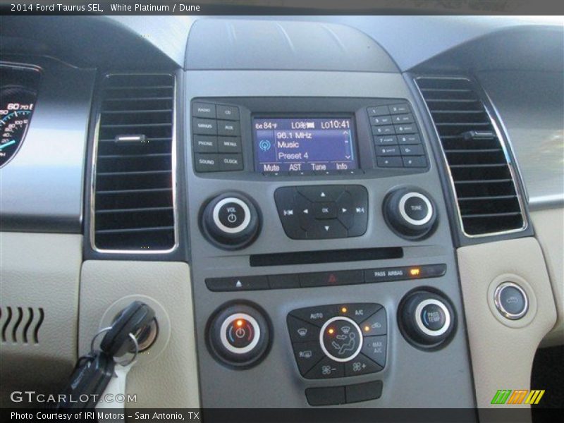 White Platinum / Dune 2014 Ford Taurus SEL
