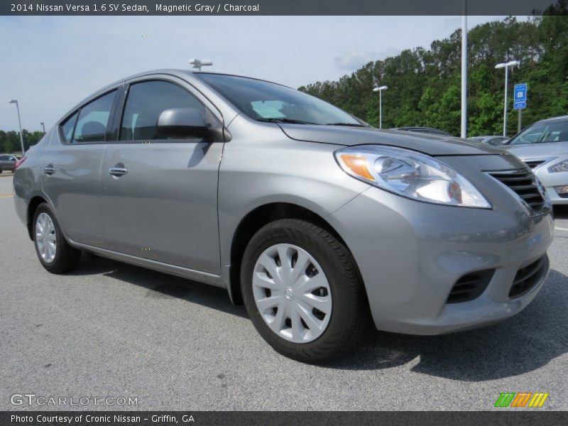 Front 3/4 View of 2014 Versa 1.6 SV Sedan