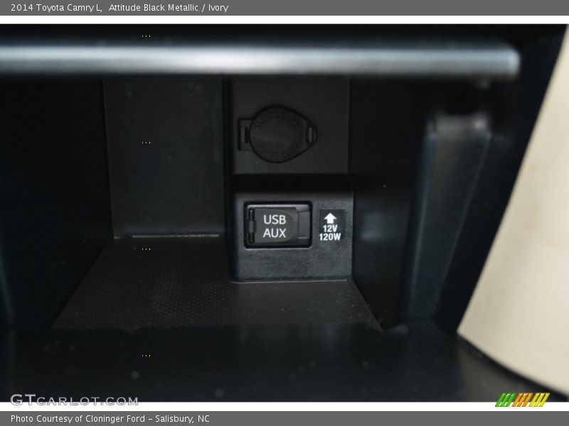 Attitude Black Metallic / Ivory 2014 Toyota Camry L