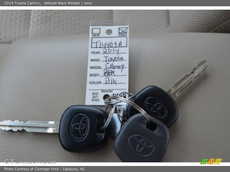 Attitude Black Metallic / Ivory 2014 Toyota Camry L