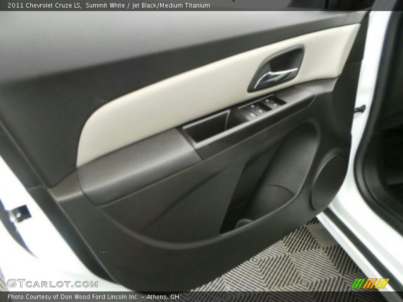 Summit White / Jet Black/Medium Titanium 2011 Chevrolet Cruze LS