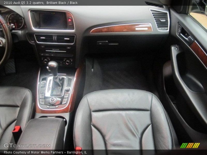 Brilliant Black / Black 2010 Audi Q5 3.2 quattro