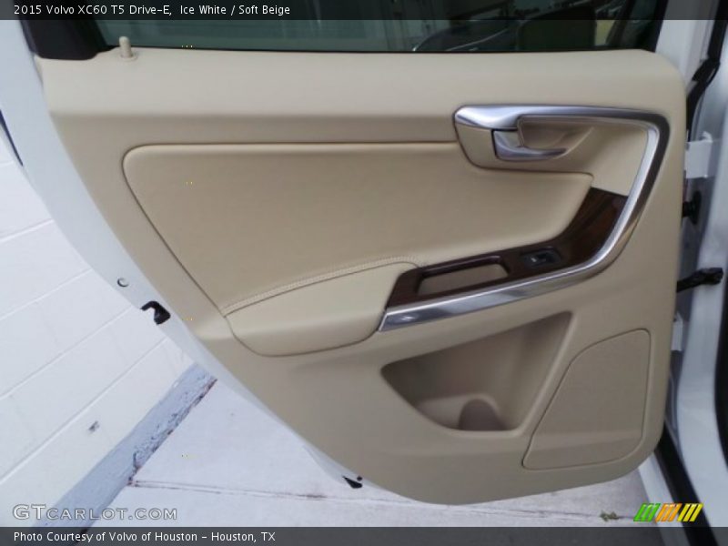 Ice White / Soft Beige 2015 Volvo XC60 T5 Drive-E
