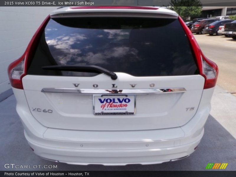 Ice White / Soft Beige 2015 Volvo XC60 T5 Drive-E