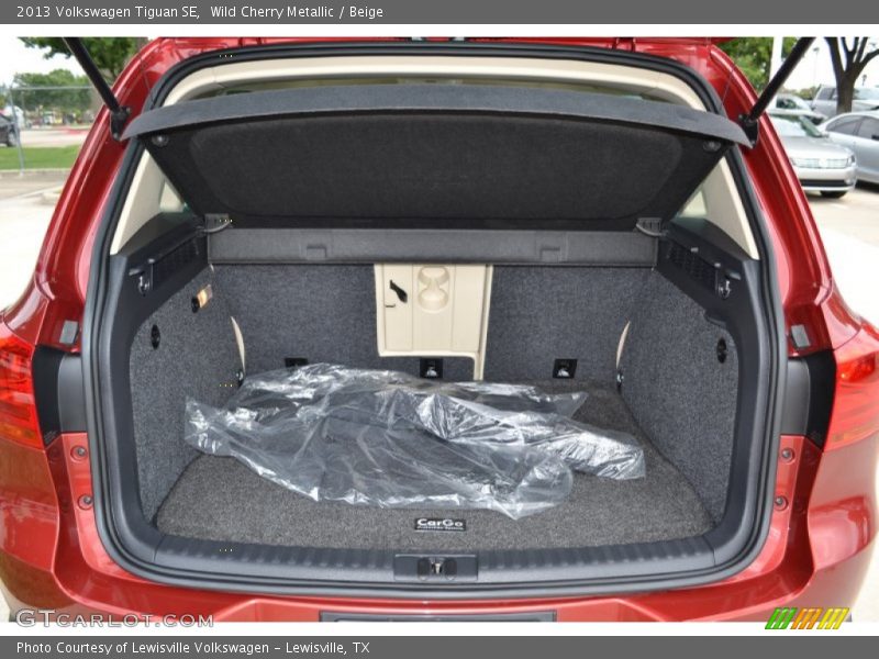 Wild Cherry Metallic / Beige 2013 Volkswagen Tiguan SE