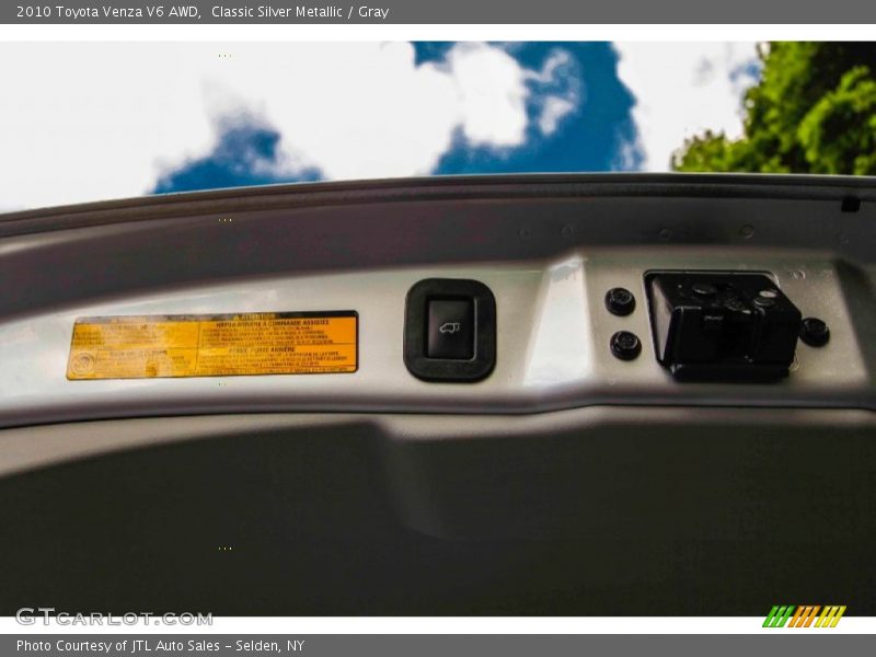 Classic Silver Metallic / Gray 2010 Toyota Venza V6 AWD