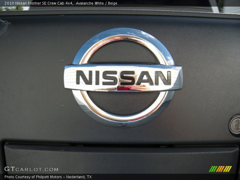 Avalanche White / Beige 2010 Nissan Frontier SE Crew Cab 4x4