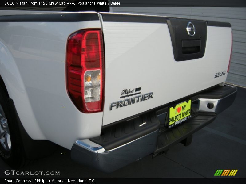 Avalanche White / Beige 2010 Nissan Frontier SE Crew Cab 4x4