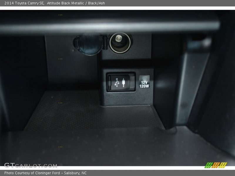 Attitude Black Metallic / Black/Ash 2014 Toyota Camry SE