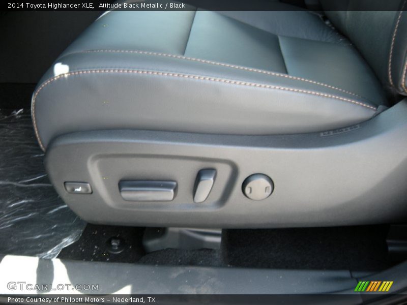 Attitude Black Metallic / Black 2014 Toyota Highlander XLE