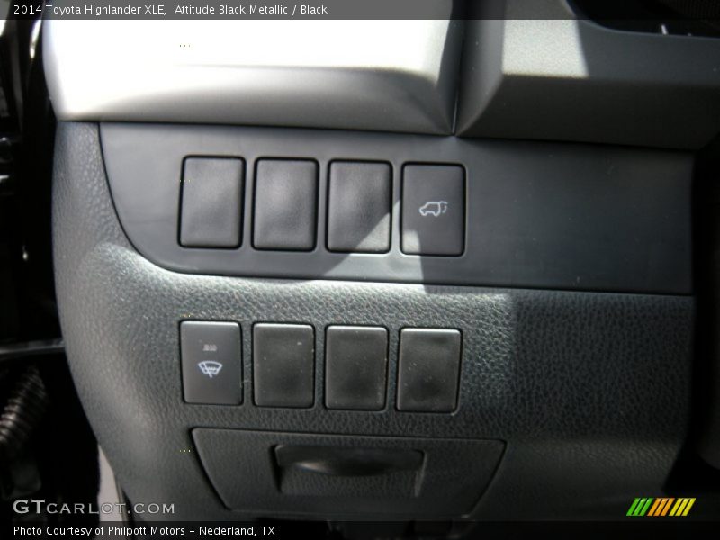 Attitude Black Metallic / Black 2014 Toyota Highlander XLE