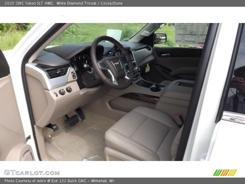 White Diamond Tricoat / Cocoa/Dune 2015 GMC Yukon SLT 4WD