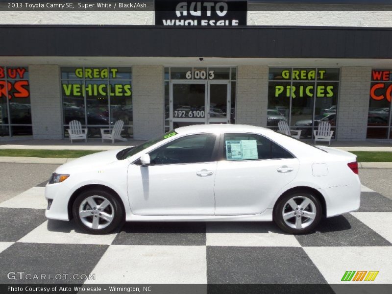 Super White / Black/Ash 2013 Toyota Camry SE