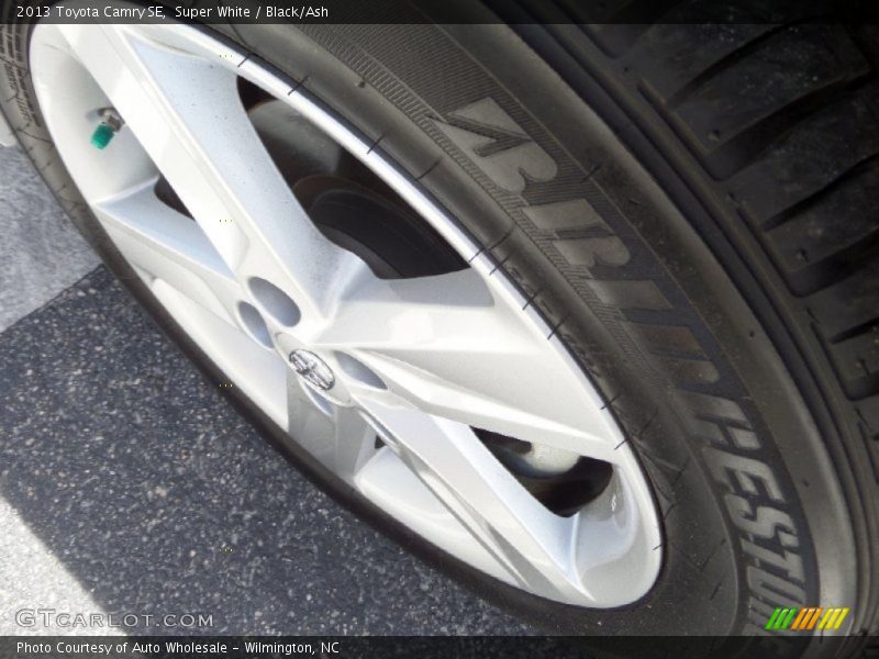 Super White / Black/Ash 2013 Toyota Camry SE