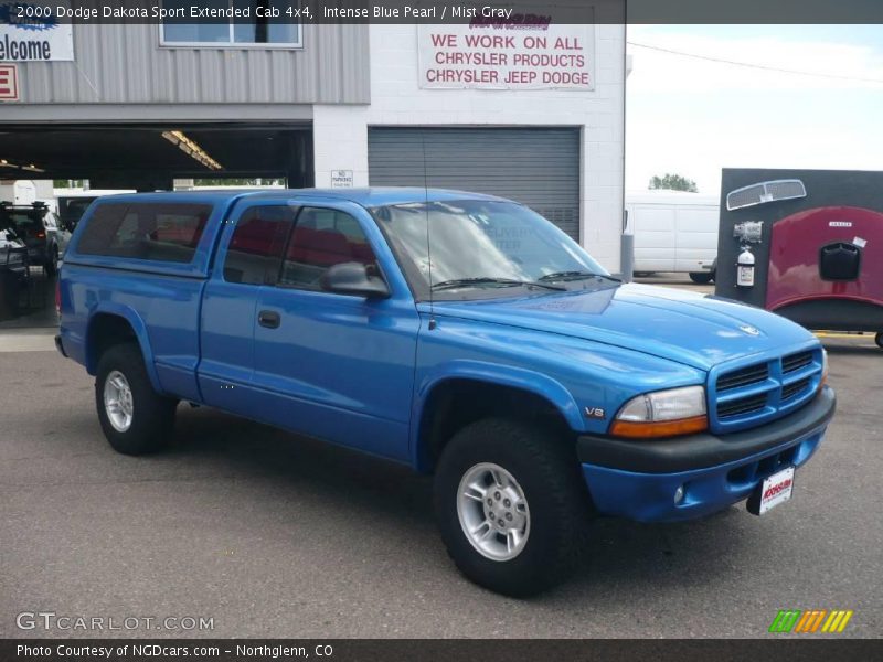 Intense Blue Pearl / Mist Gray 2000 Dodge Dakota Sport Extended Cab 4x4