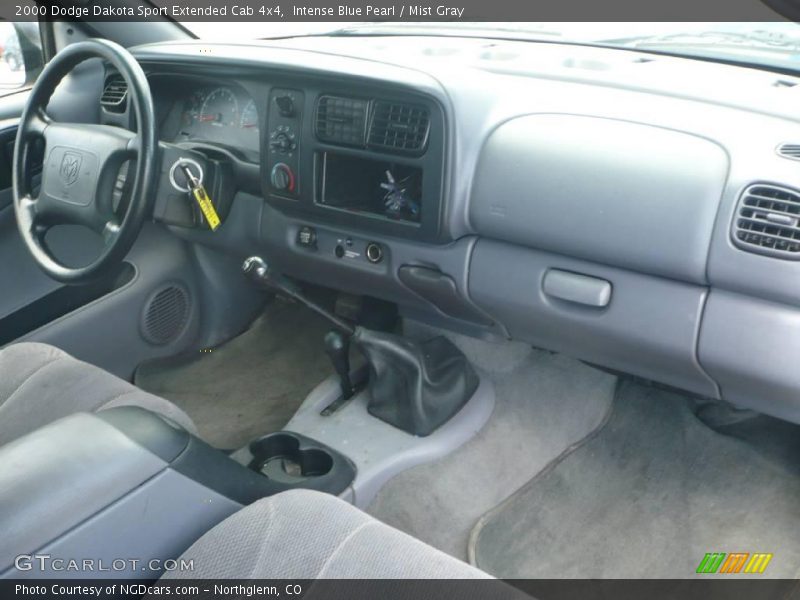 Intense Blue Pearl / Mist Gray 2000 Dodge Dakota Sport Extended Cab 4x4