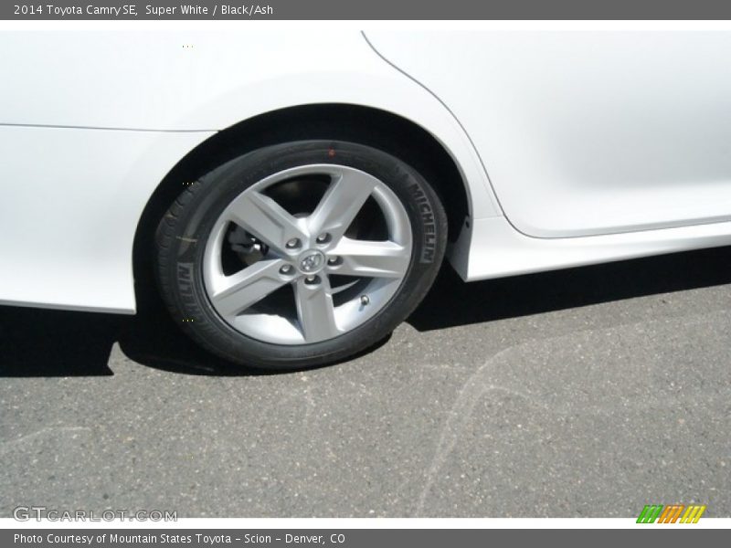 Super White / Black/Ash 2014 Toyota Camry SE