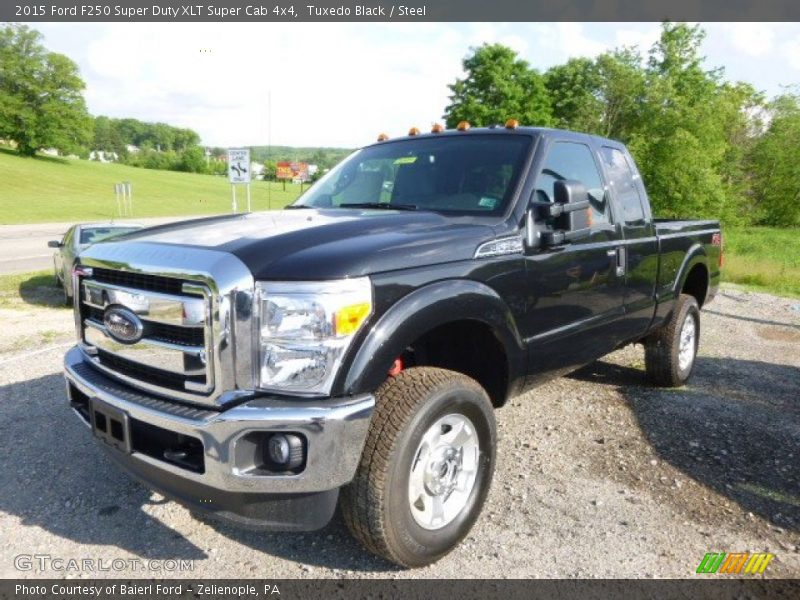 Front 3/4 View of 2015 F250 Super Duty XLT Super Cab 4x4