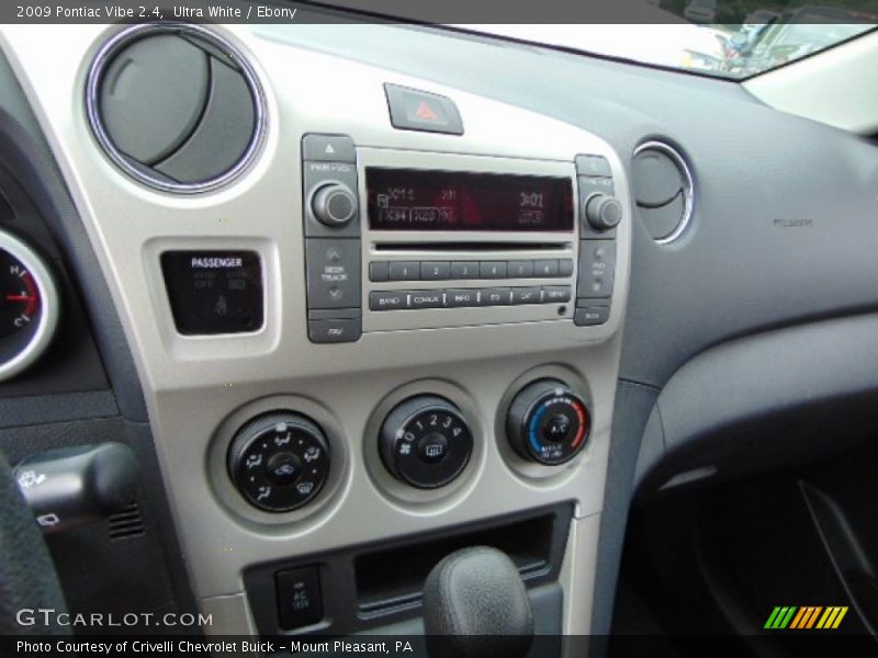 Ultra White / Ebony 2009 Pontiac Vibe 2.4