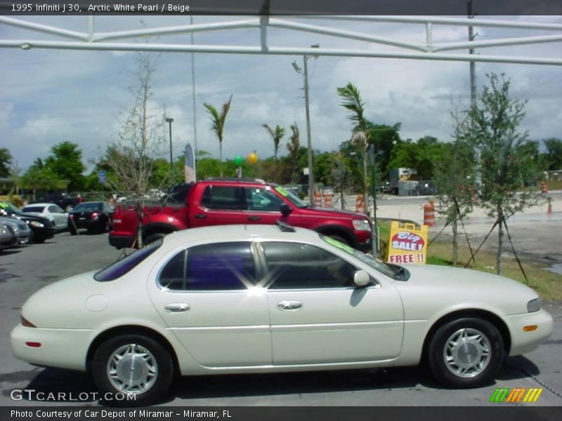 Arctic White Pearl / Beige 1995 Infiniti J 30