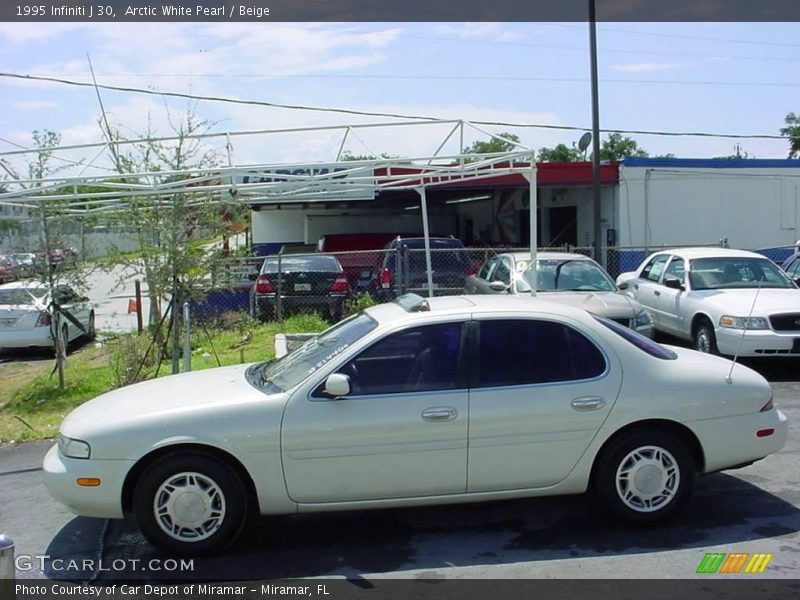 Arctic White Pearl / Beige 1995 Infiniti J 30