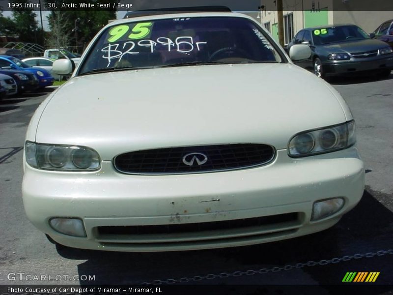 Arctic White Pearl / Beige 1995 Infiniti J 30