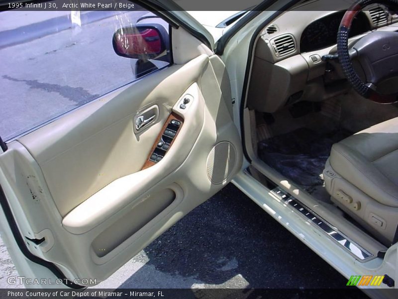 Arctic White Pearl / Beige 1995 Infiniti J 30