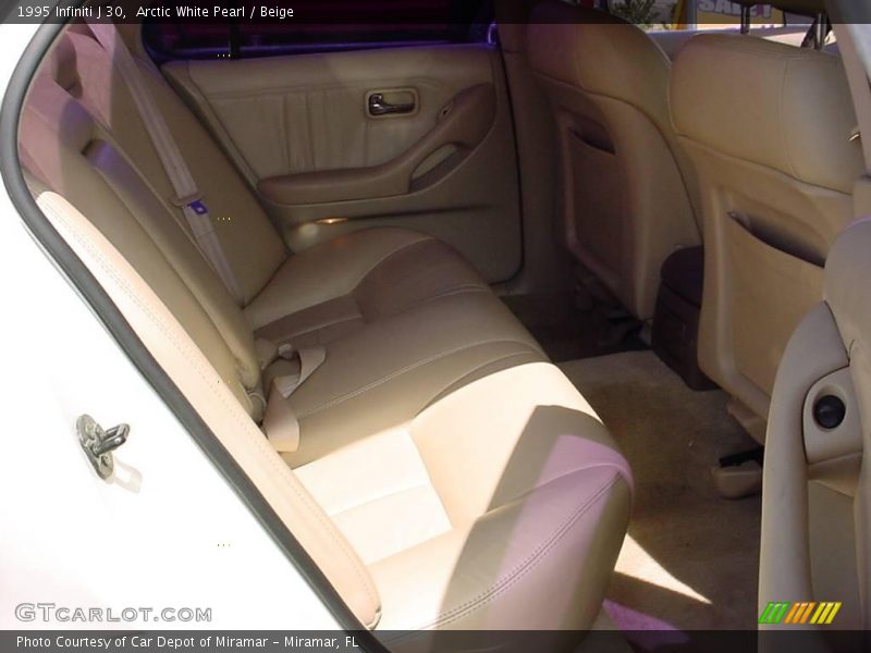 Arctic White Pearl / Beige 1995 Infiniti J 30