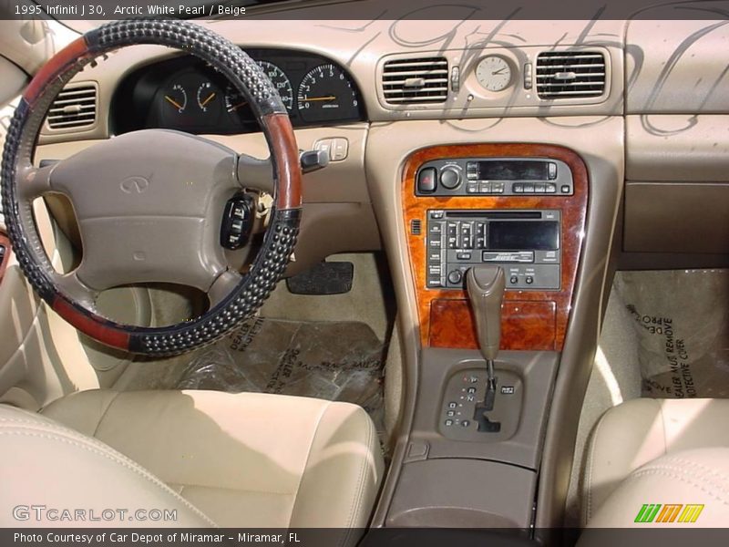 Arctic White Pearl / Beige 1995 Infiniti J 30