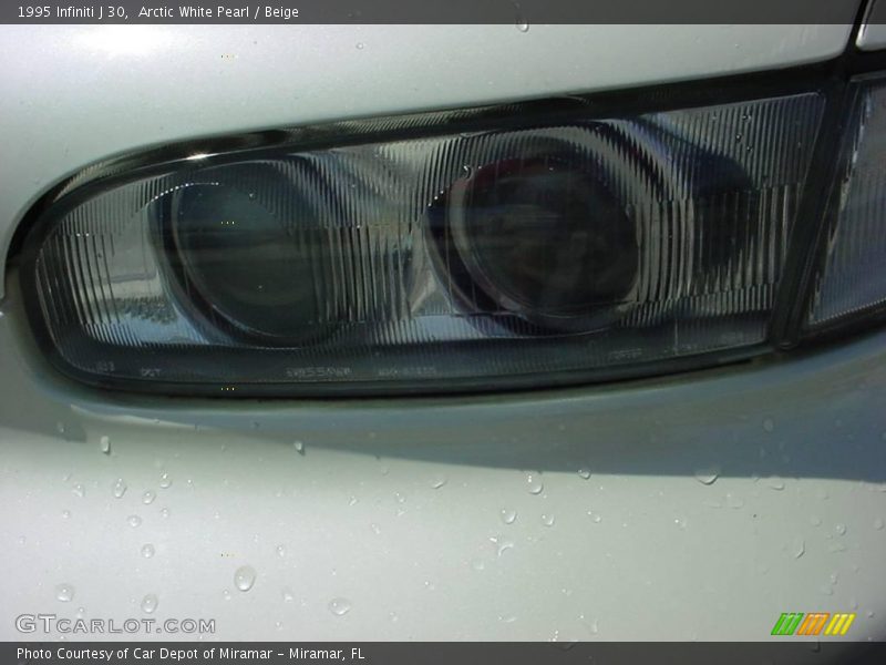 Arctic White Pearl / Beige 1995 Infiniti J 30