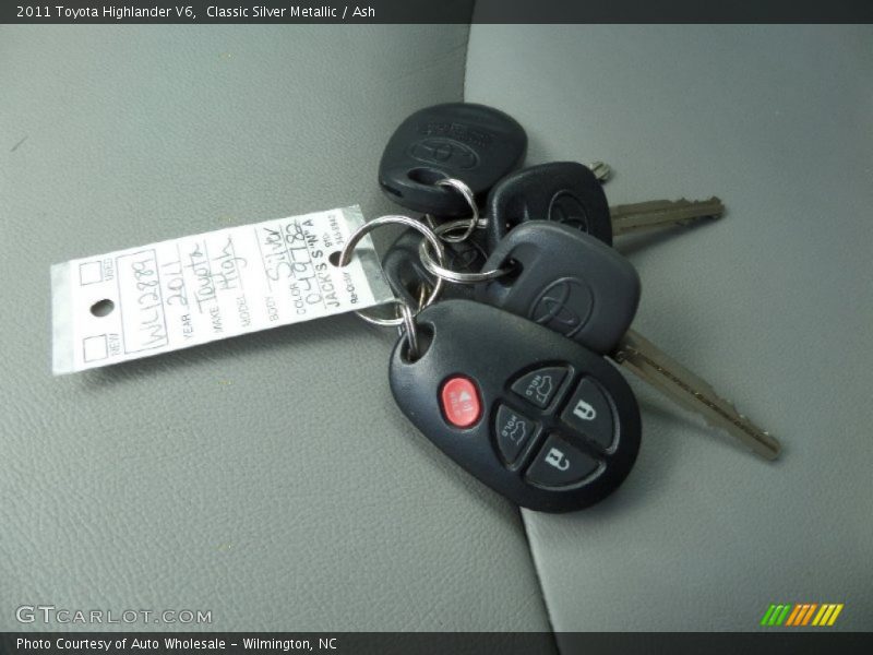 Classic Silver Metallic / Ash 2011 Toyota Highlander V6