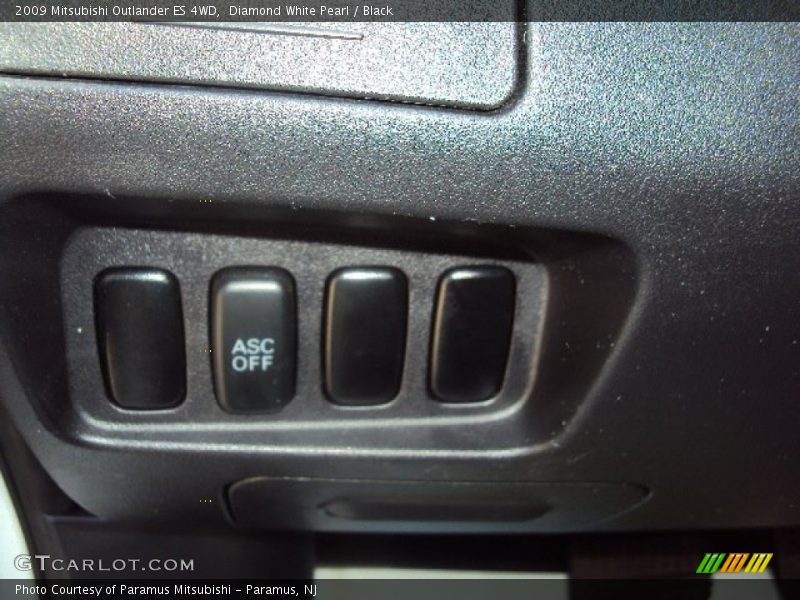 Diamond White Pearl / Black 2009 Mitsubishi Outlander ES 4WD