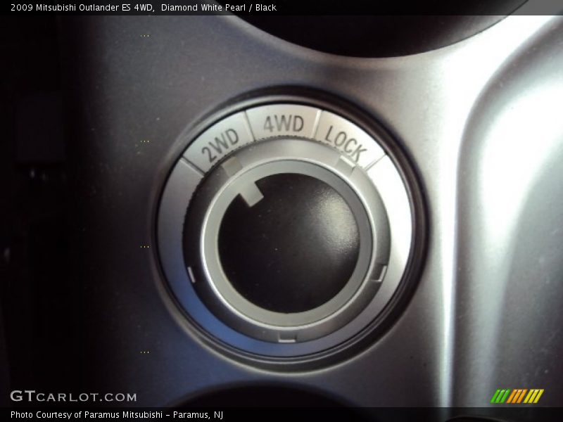Diamond White Pearl / Black 2009 Mitsubishi Outlander ES 4WD