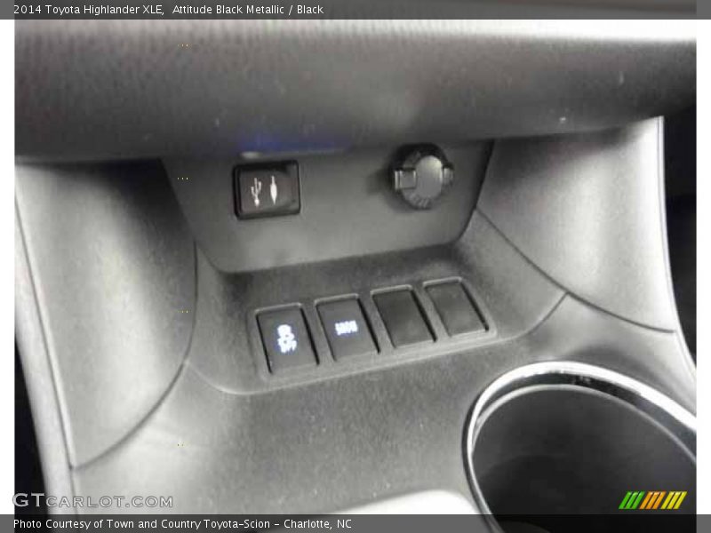 Attitude Black Metallic / Black 2014 Toyota Highlander XLE