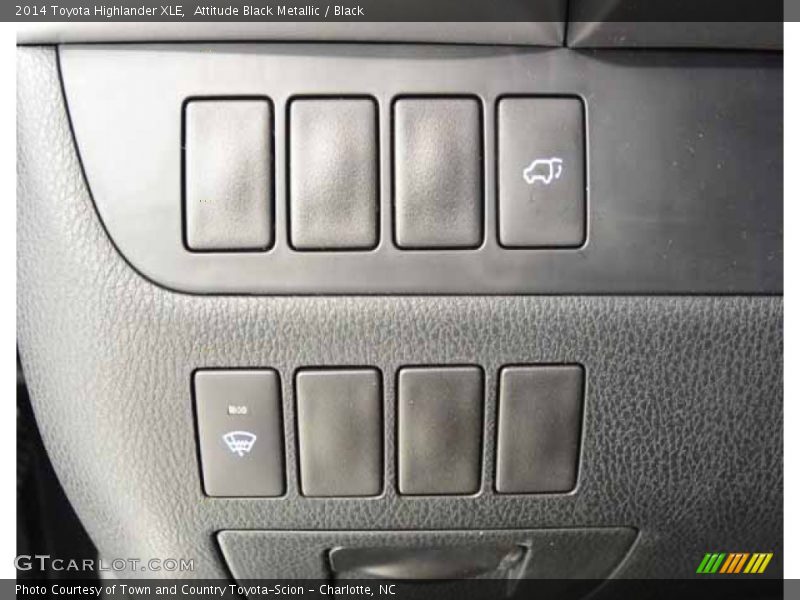 Attitude Black Metallic / Black 2014 Toyota Highlander XLE