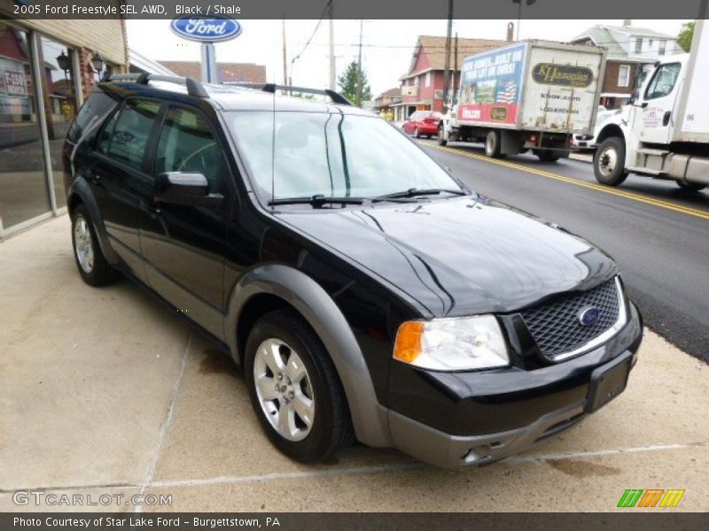 Front 3/4 View of 2005 Freestyle SEL AWD